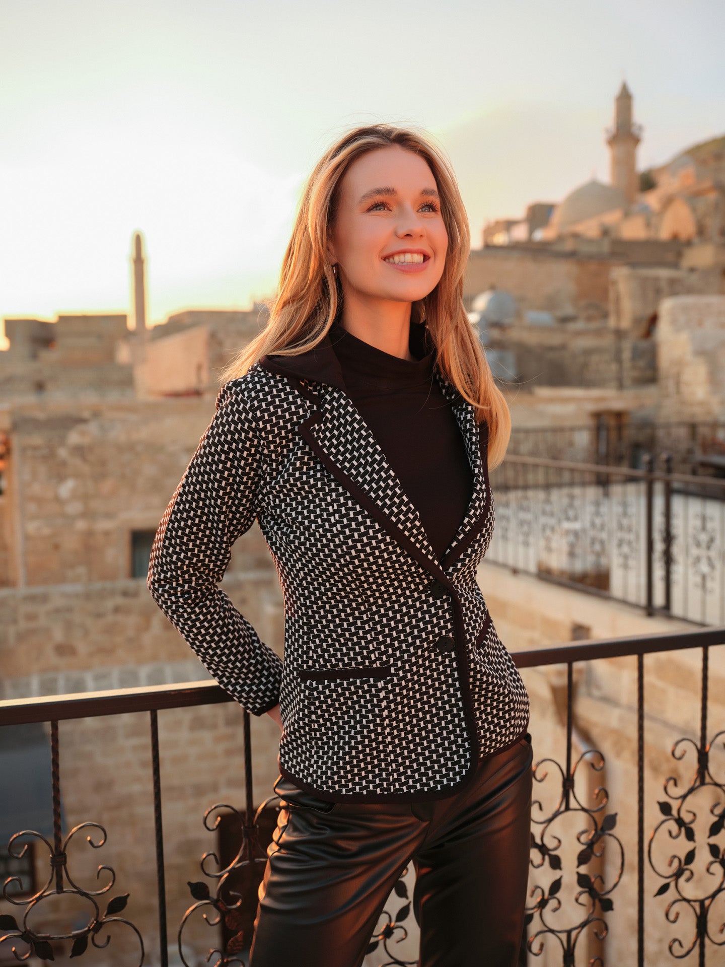 DOLCEZZA DETACHABLE HOODED JACKET STYLE 74175 COLOUR BLACK/WHITE