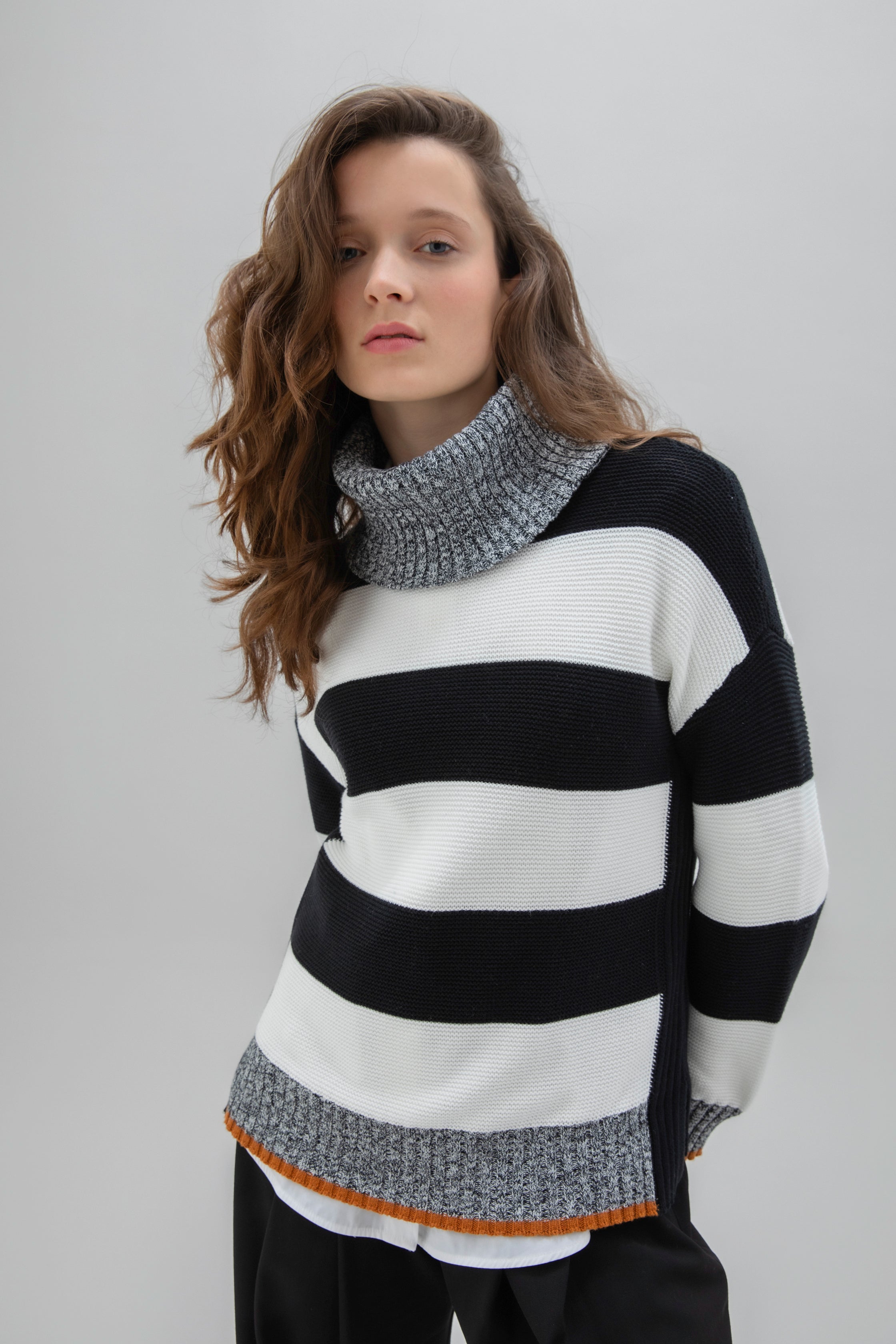 MARBLE SWEATER WITH DETACHABLE SNOOD STYLE 7643 COLOUR 224 (BLACK/WHITE)