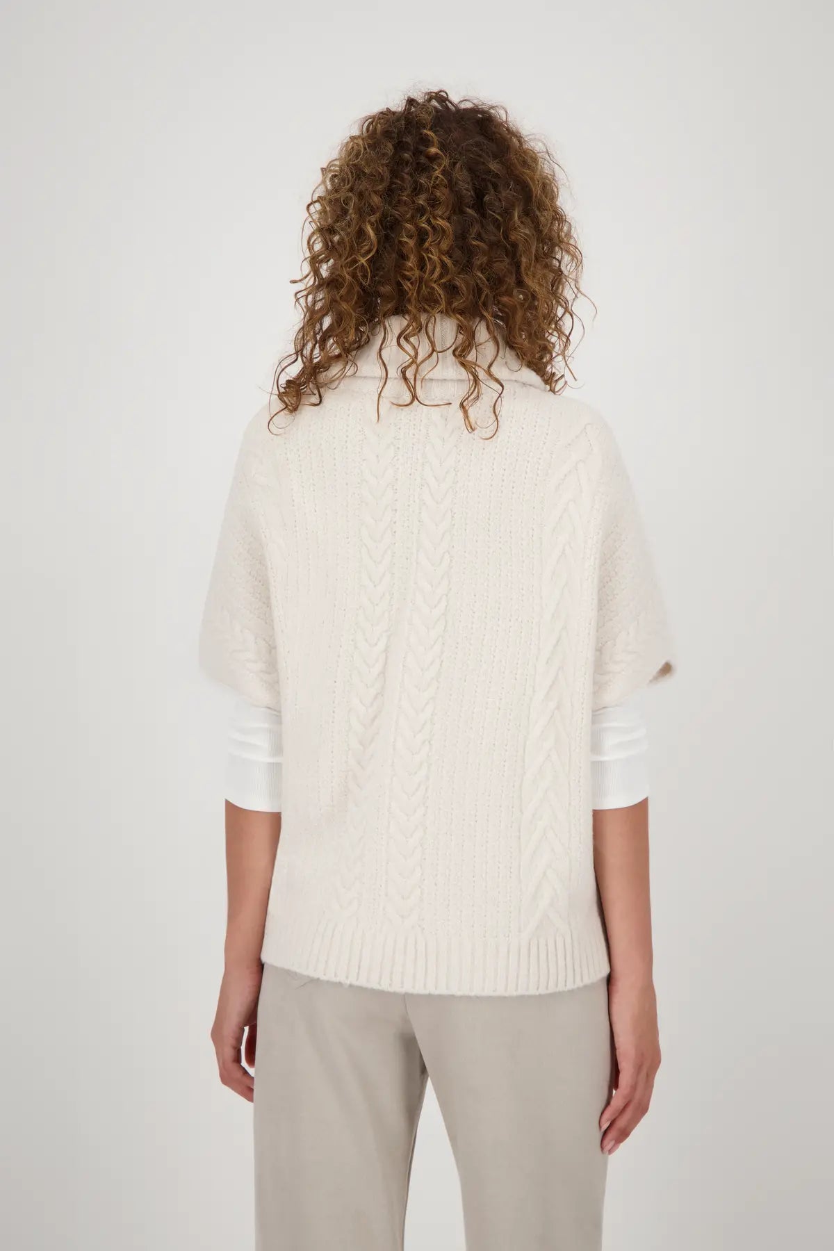 MONARI KNITTED JACKET WITH CABLE PATTERN STYLE 808984 COLOUR OAT MILK